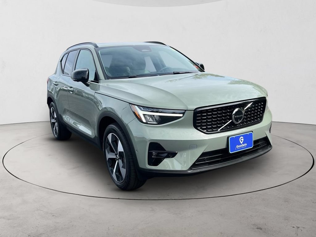 Certified 2025 Volvo XC40 B5 Plus AWD/4WD image 7