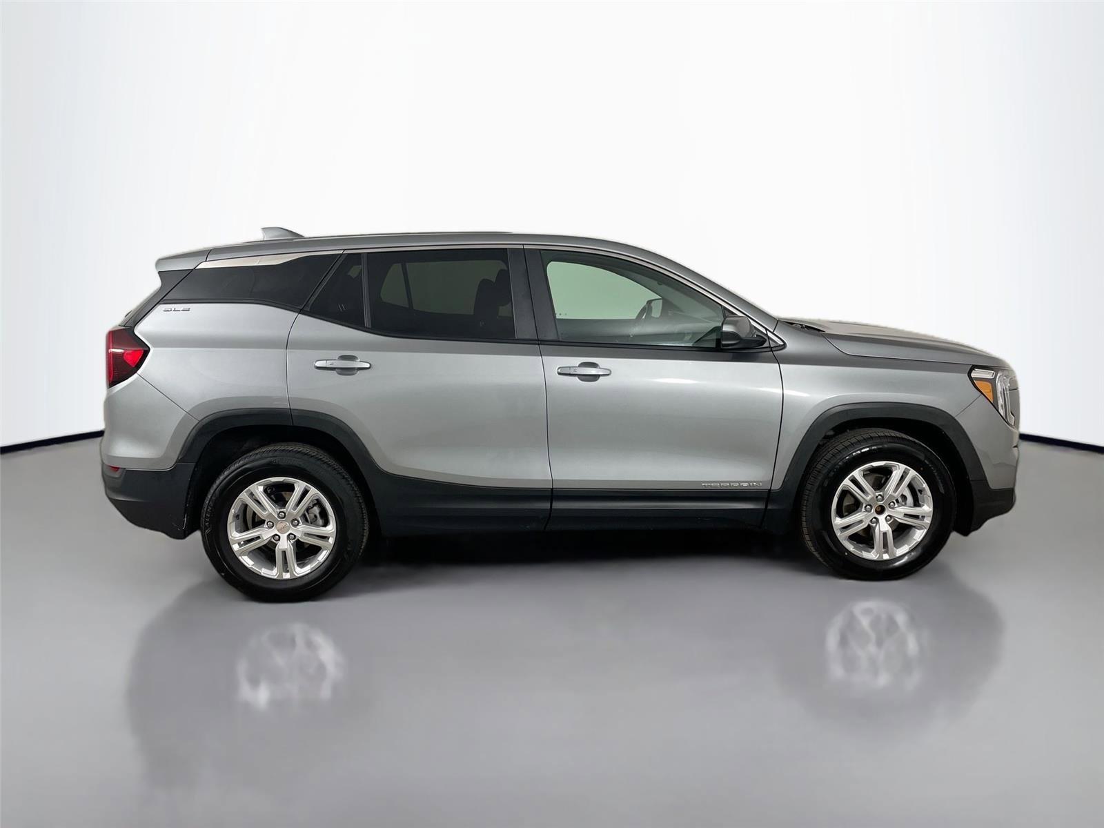 Used 2024 GMC Terrain SLE AWD/4WD image 16