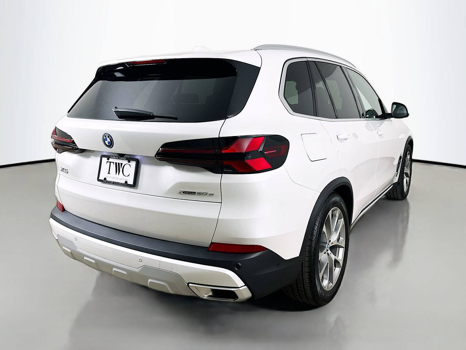 New 2026 BMW X5 xDrive50e w/ Premium Package AWD/4WD image 5