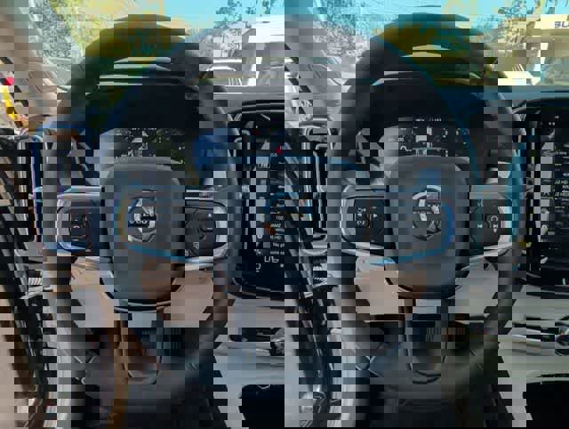 Used 2021 Volvo XC40 T5 Momentum w/ Protection Package Premier image 22