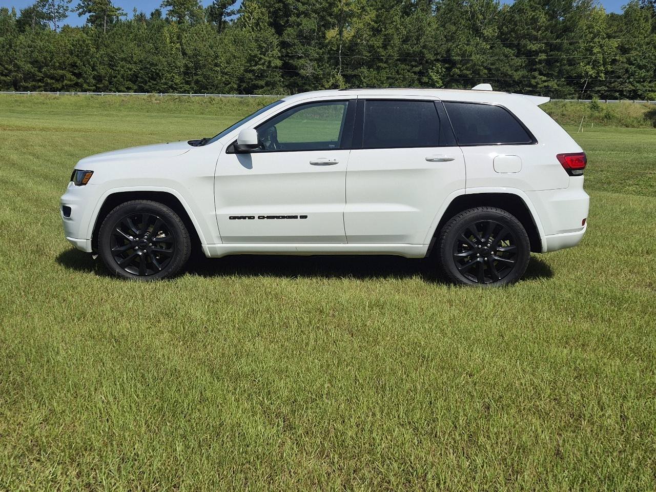 Used 2022 Jeep Grand Cherokee Laredo RWD image 5