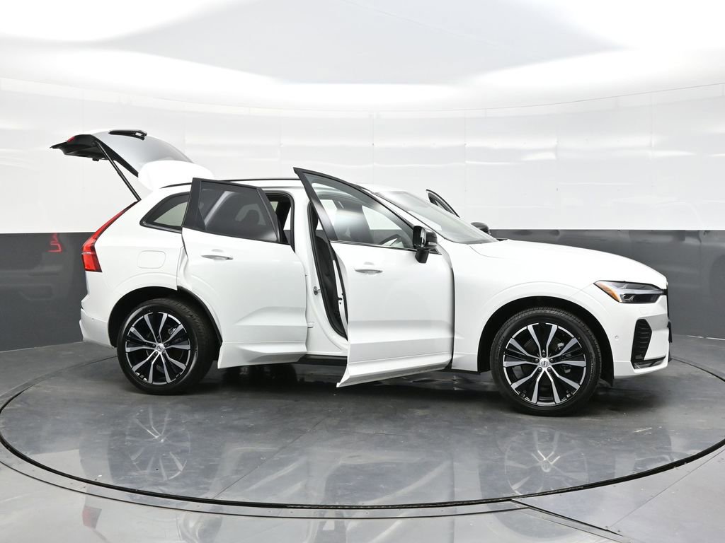 Used 2025 Volvo XC60 B5 Plus image 33