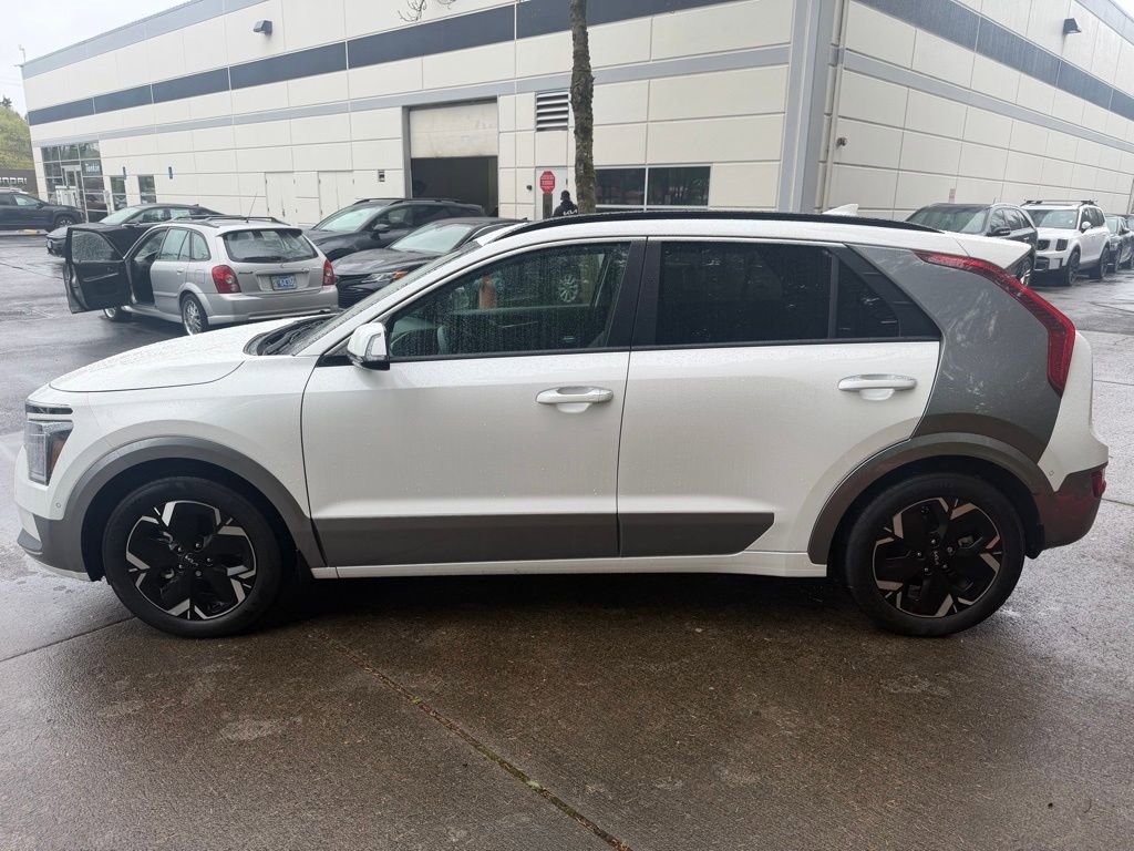 Used 2023 Kia Niro Wave w/ Wave Preserve Package FWD image 7
