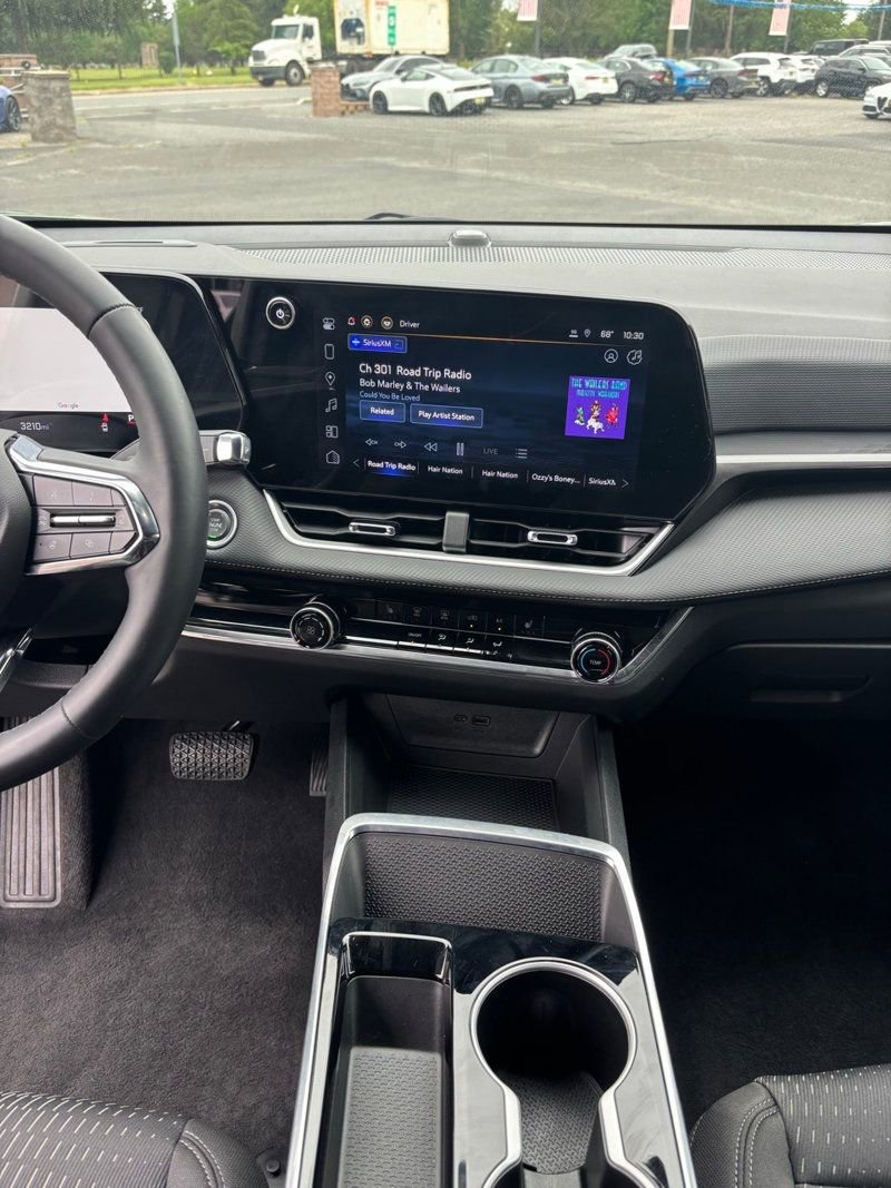 Used 2025 Chevrolet Equinox LT w/ Safety and Technology Package image 12