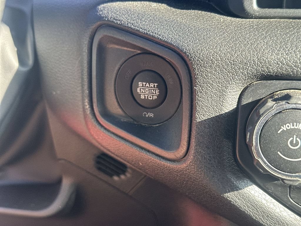 Used 2025 Jeep Gladiator Sport AWD/4WD image 17