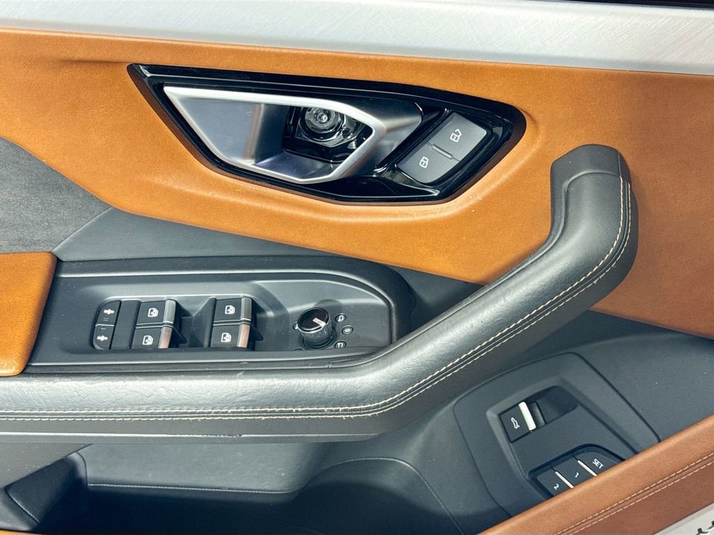 Used 2020 Lamborghini Urus image 23