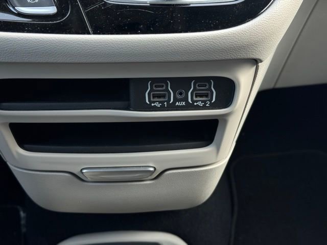 Certified 2024 Chrysler Pacifica Touring-L image 35