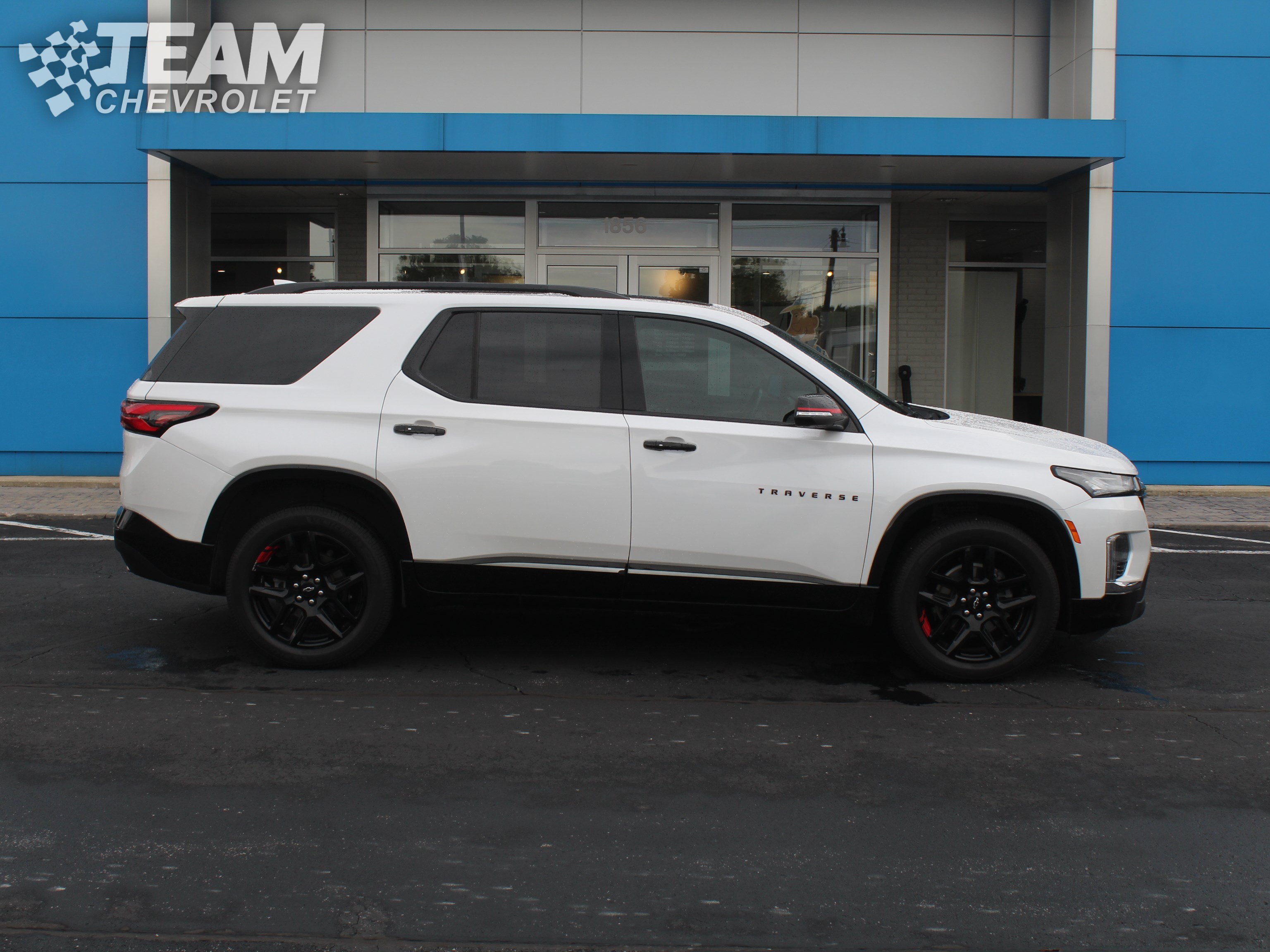 Used 2022 Chevrolet Traverse Premier w/ Redline Edition AWD/4WD image 3