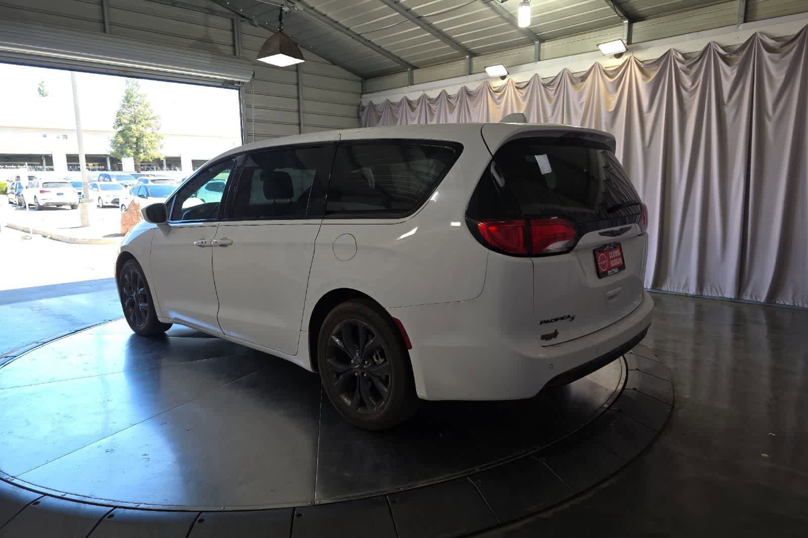 Used 2020 Chrysler Pacifica Touring w/ S Appearance Package FWD image 7