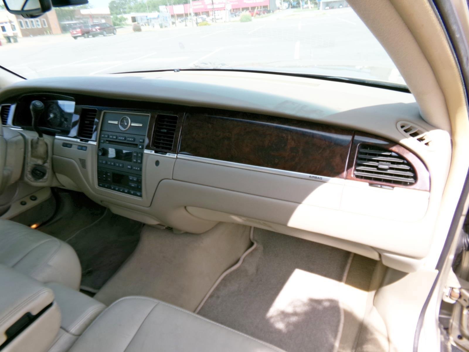 Used 2007 Lincoln Town Car Signature RWD image 16