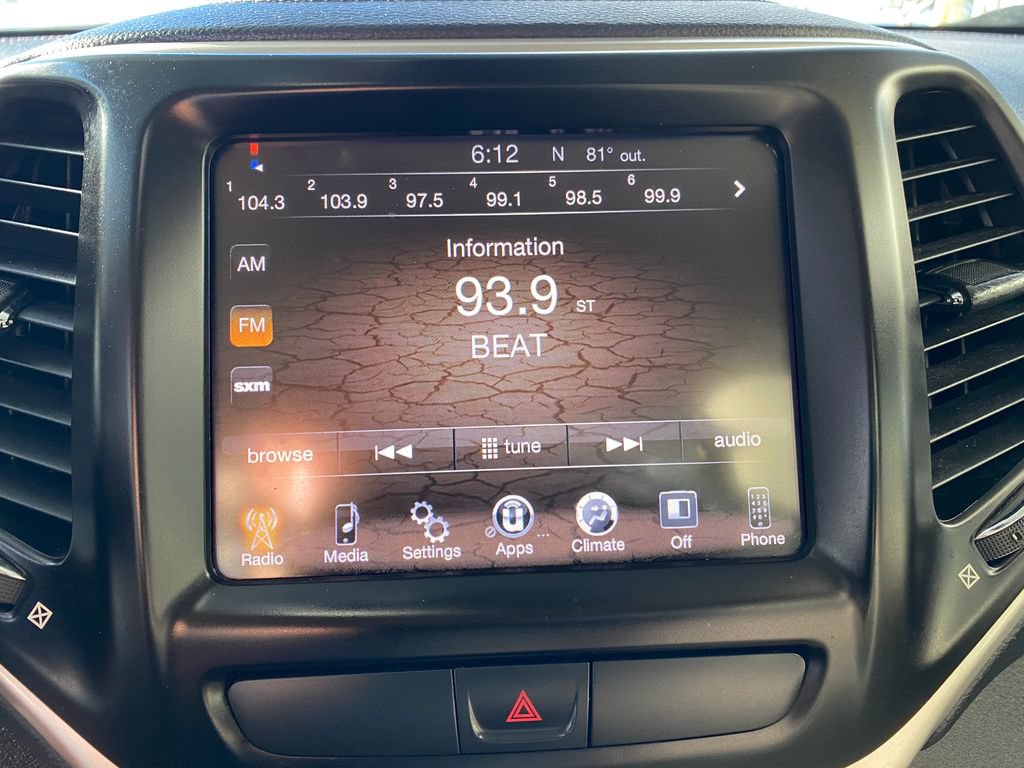 Used 2016 Jeep Cherokee Latitude FWD image 16