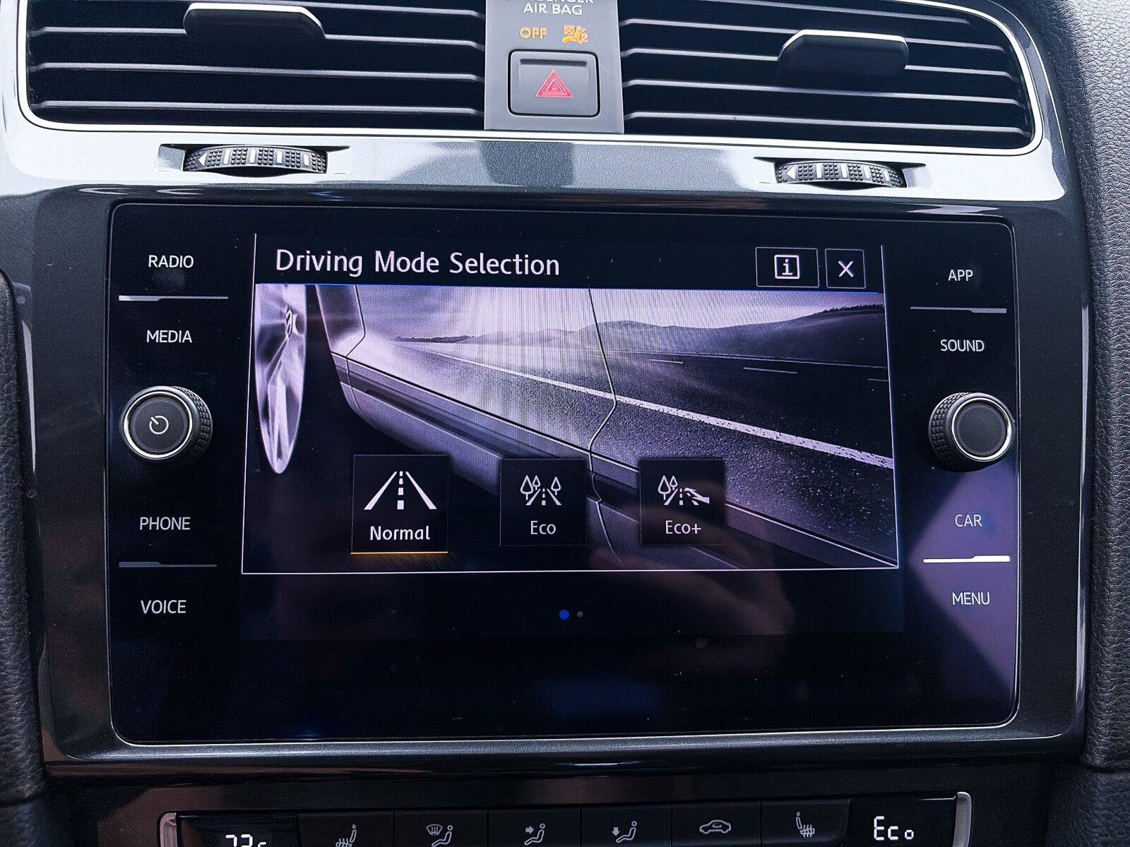 Used 2019 Volkswagen e-Golf SE w/ Driver Assistance Package FWD image 28