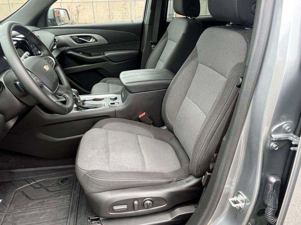 Used 2023 Chevrolet Traverse LT image 5