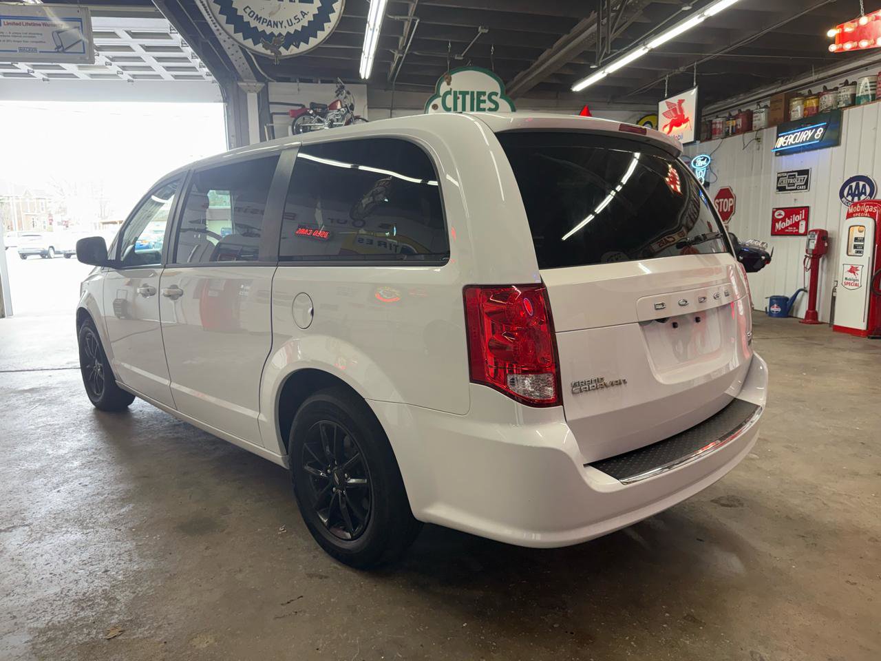 Used 2019 Dodge Grand Caravan GT FWD image 3