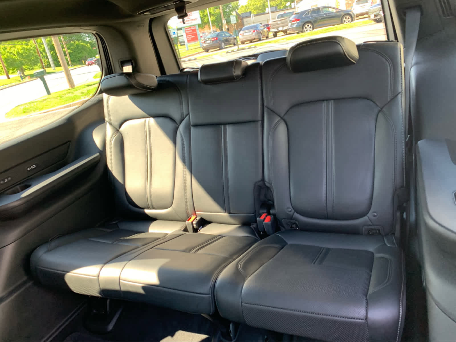 Used 2022 Jeep Wagoneer Series III w/ Premium Group I AWD/4WD image 27