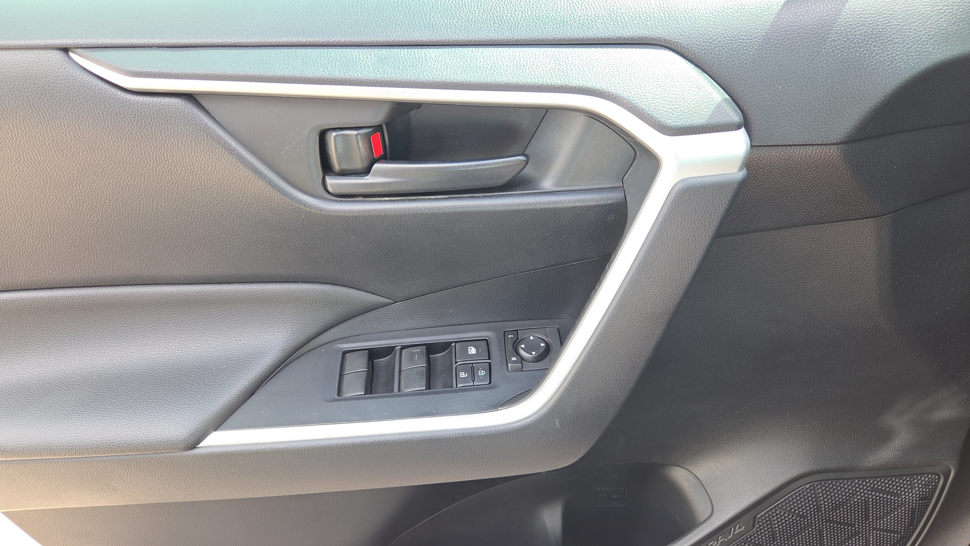 Used 2019 Toyota RAV4 LE FWD image 16