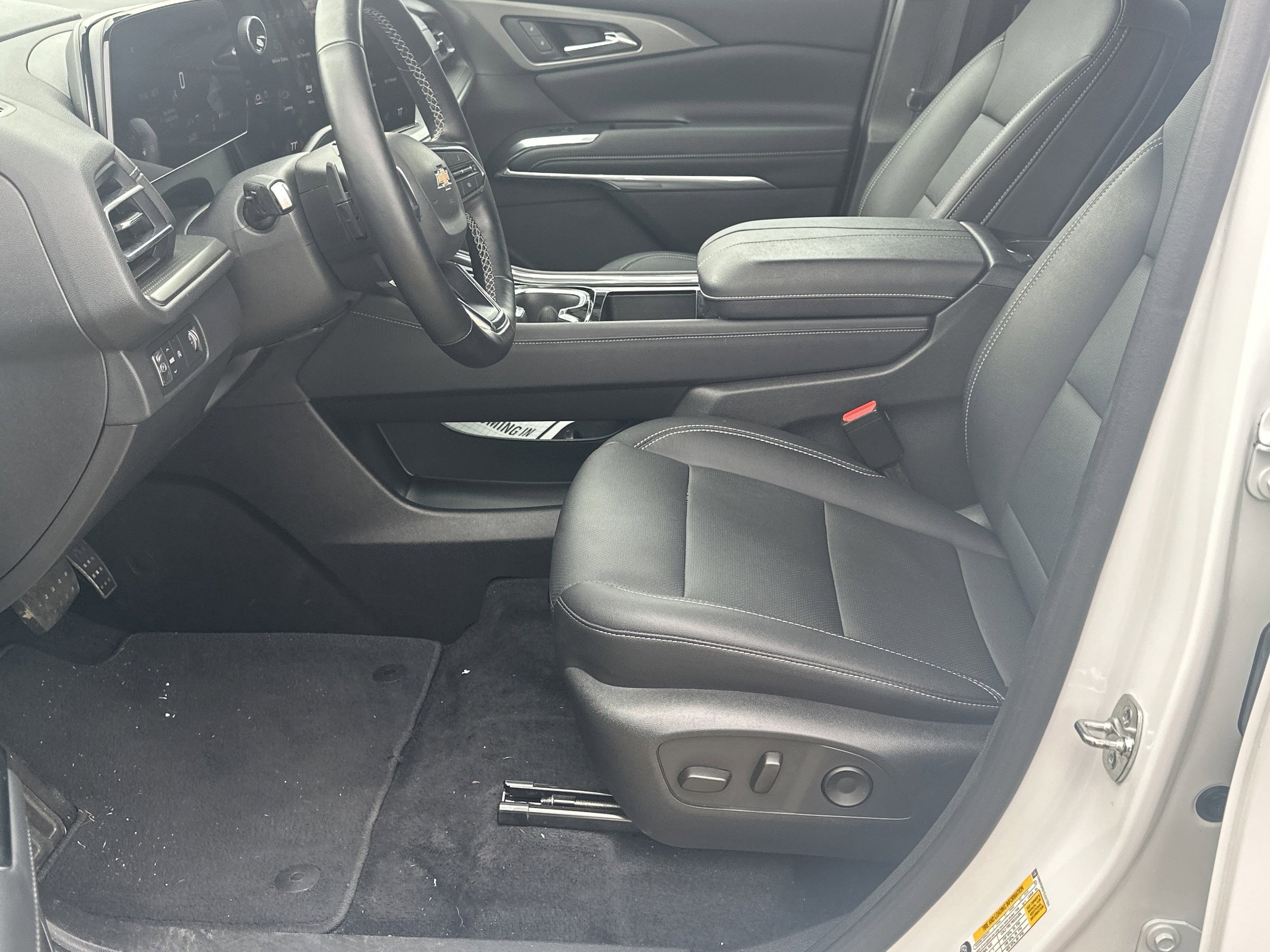 Used 2025 Chevrolet Traverse LT FWD image 9