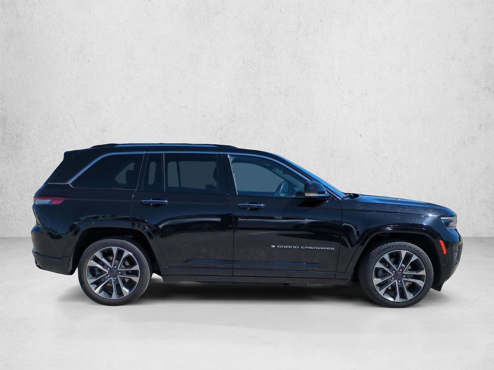 Used 2022 Jeep Grand Cherokee Overland w/ Luxury Tech Group IV AWD/4WD image 4