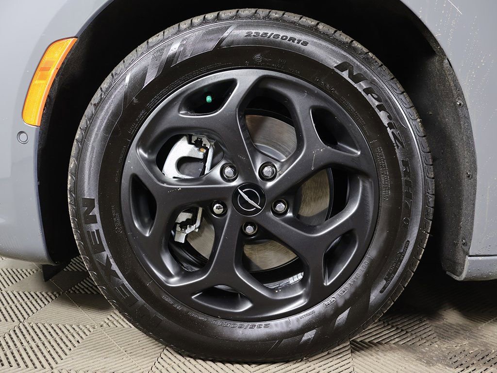 Used 2023 Chrysler Pacifica Limited w/ Uconnect Theater Family Group image 25