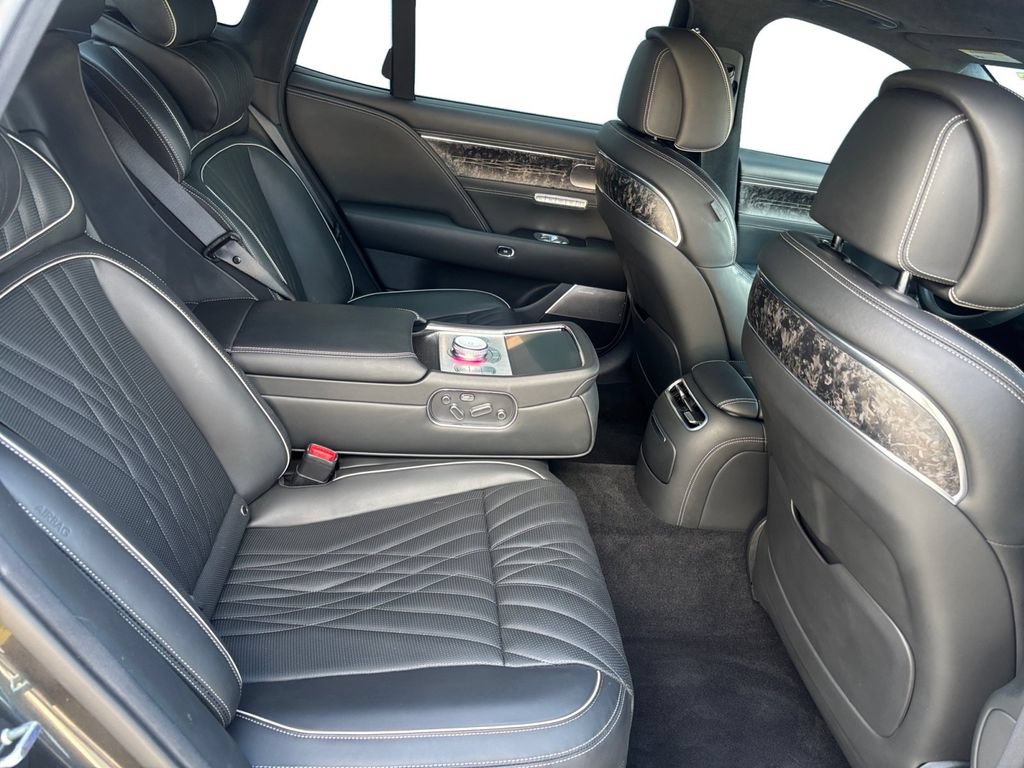 Used 2023 Genesis G90 3.5T AWD/4WD image 13