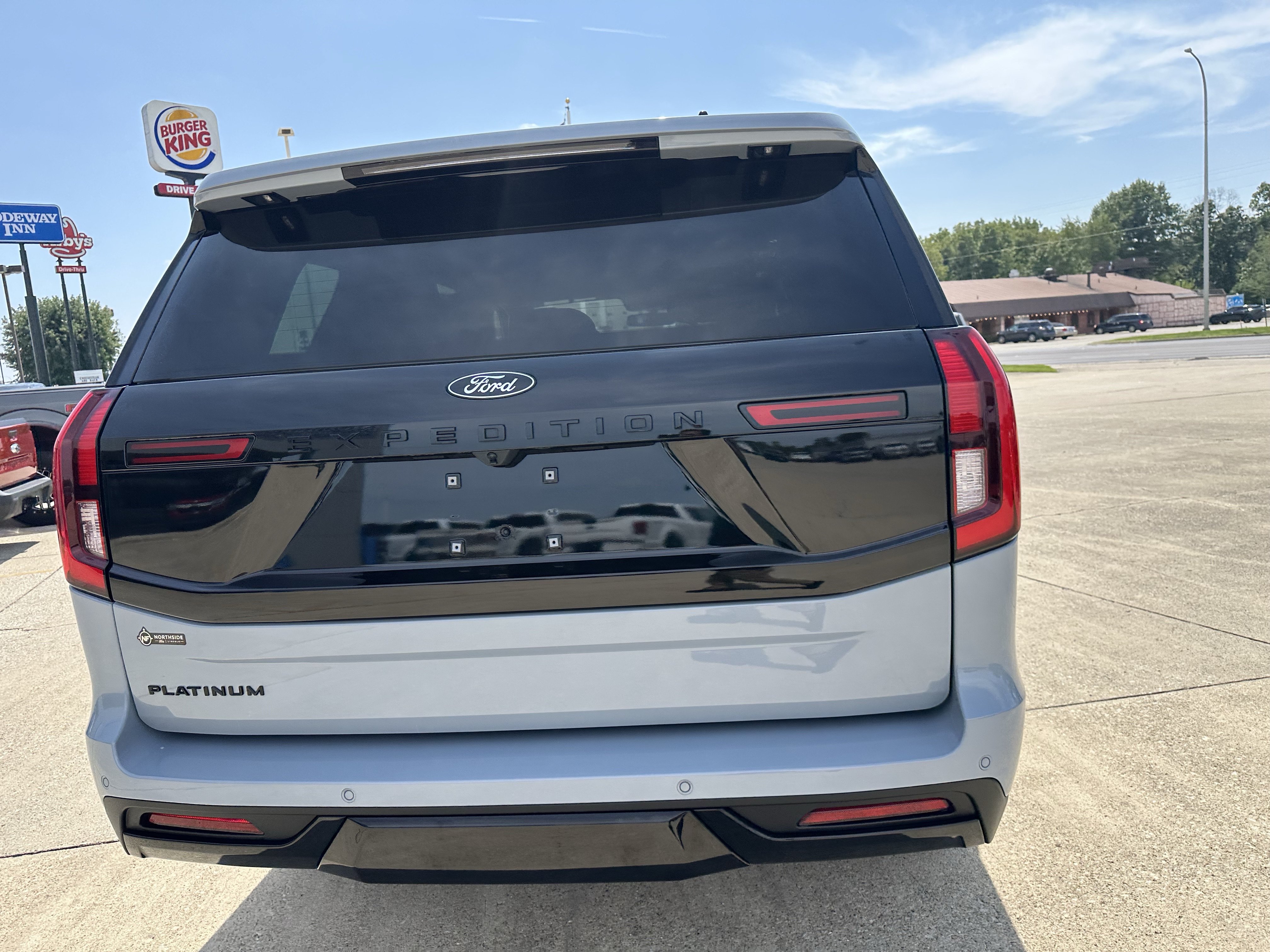 Used 2025 Ford Expedition Platinum w/ Stealth Performance Package AWD/4WD image 3