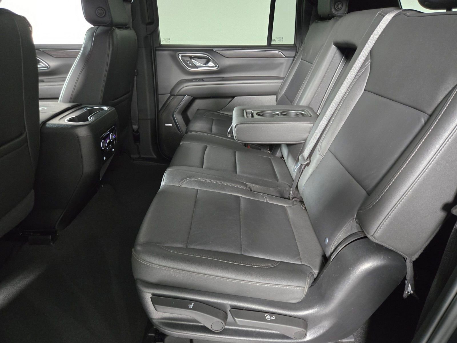 Used 2024 Chevrolet Suburban LT RWD image 11