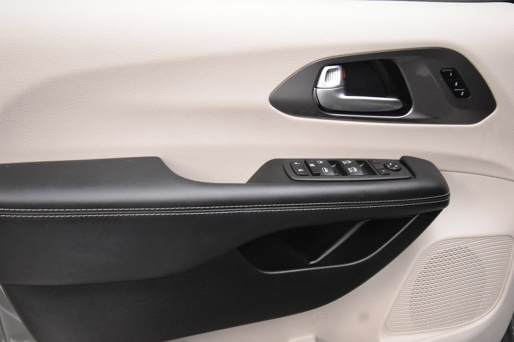 Used 2023 Chrysler Pacifica Touring-L FWD image 26