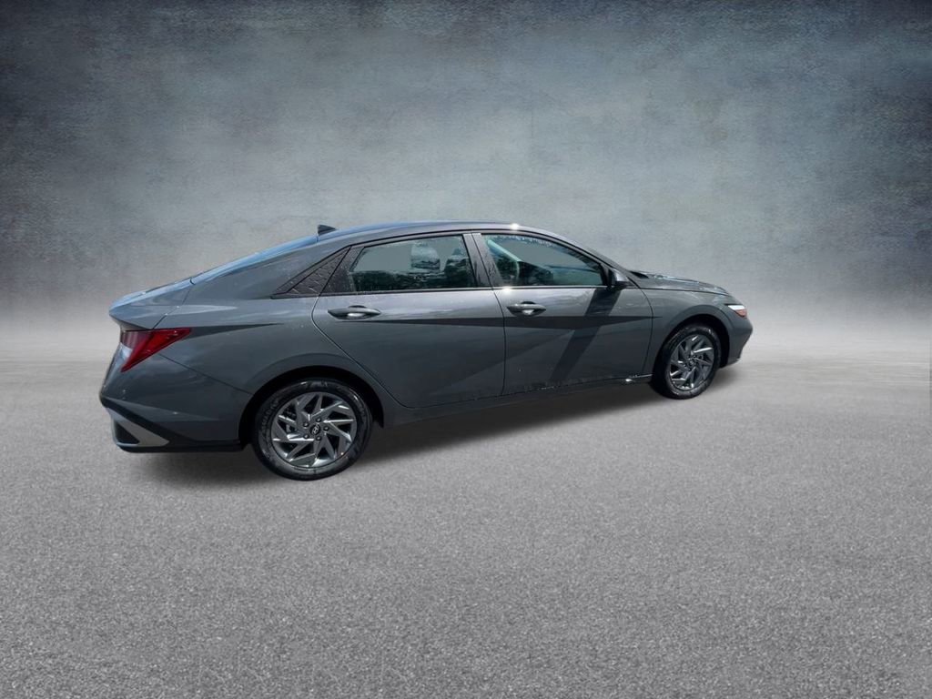 Used 2025 Hyundai Elantra Blue image 24