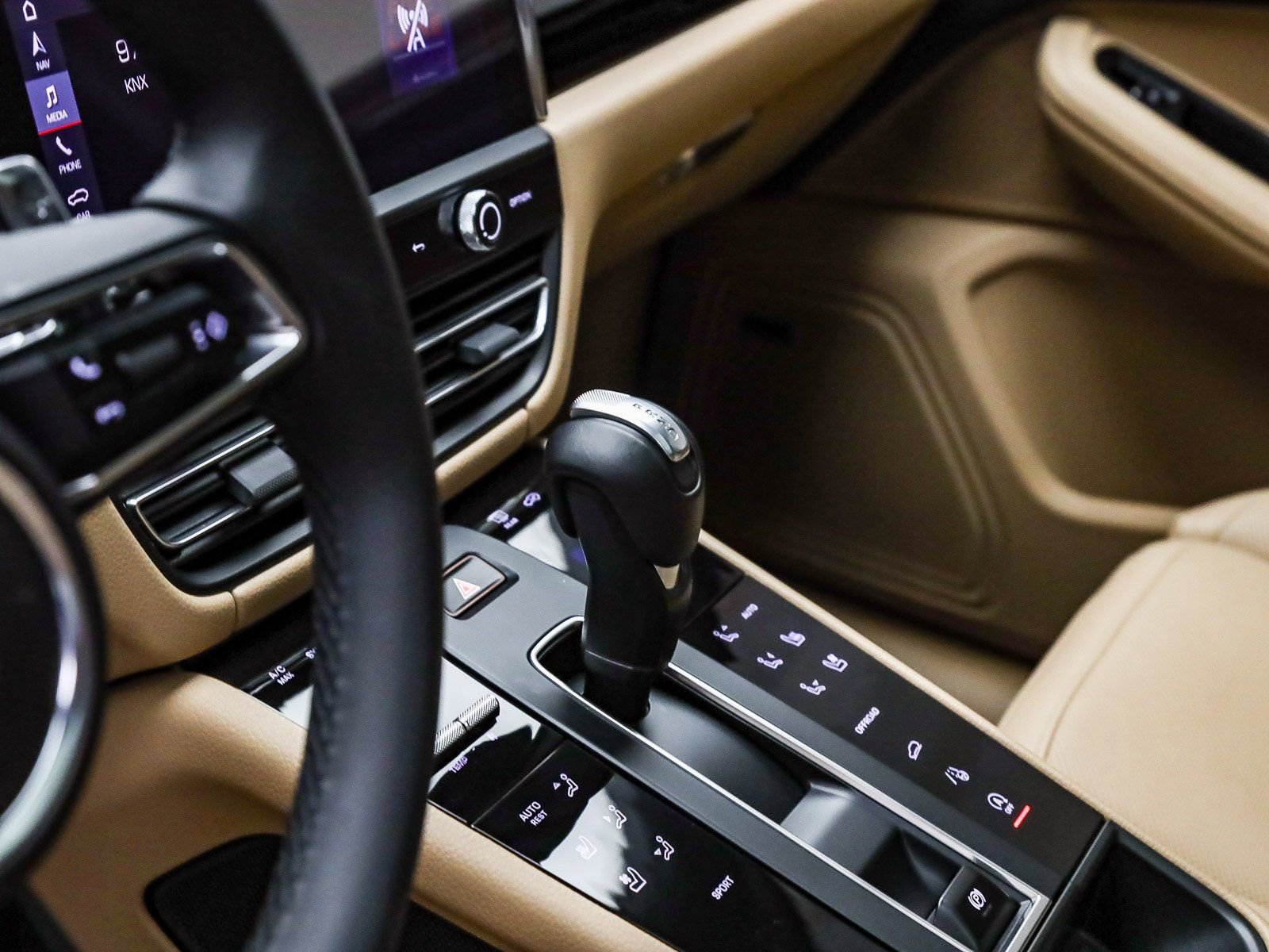 Certified 2025 Porsche Macan image 27