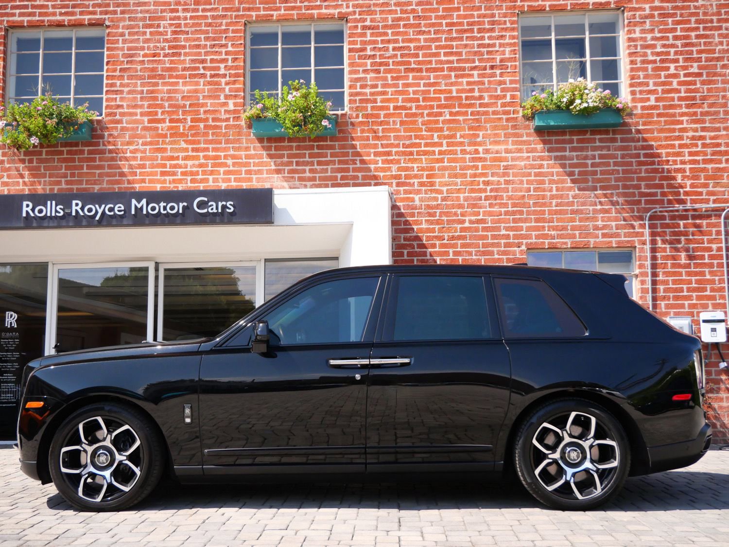 Certified 2022 Rolls-Royce Cullinan Black Badge w/ Dark Exterior Package image 3