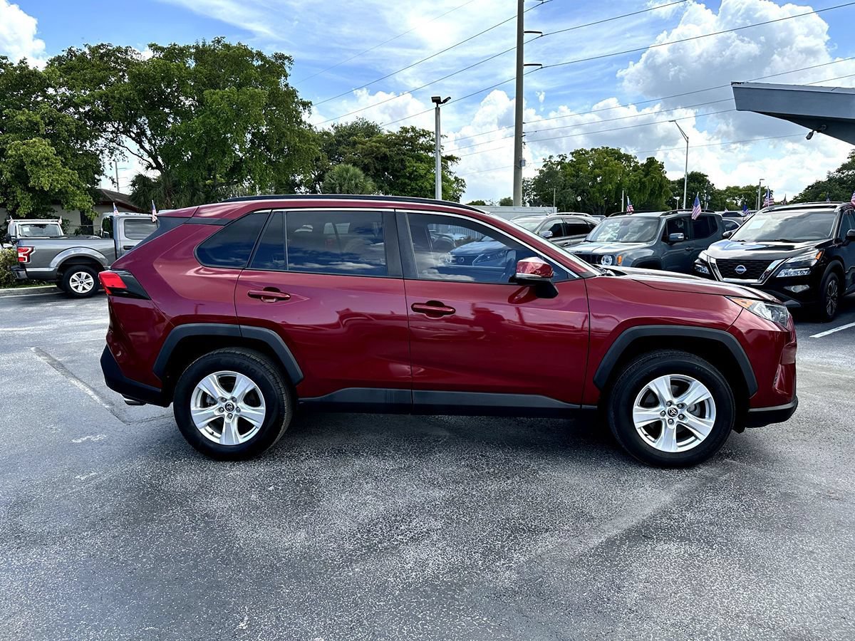 Used 2021 Toyota RAV4 XLE w/ Convenience Package FWD image 4