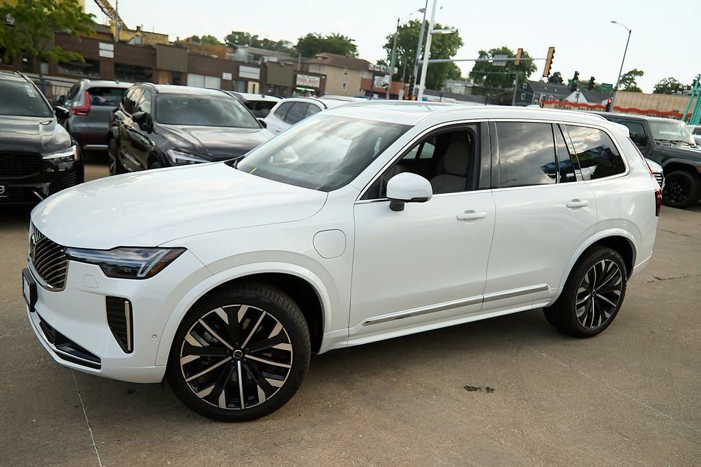 New 2026 Volvo XC90 T8 Plus w/ Protection Package Premier image 3