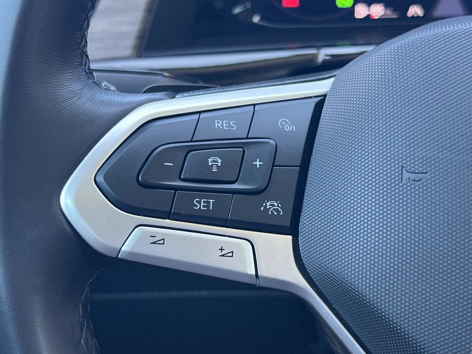 Certified 2025 Volkswagen Atlas SEL Premium R-Line image 9