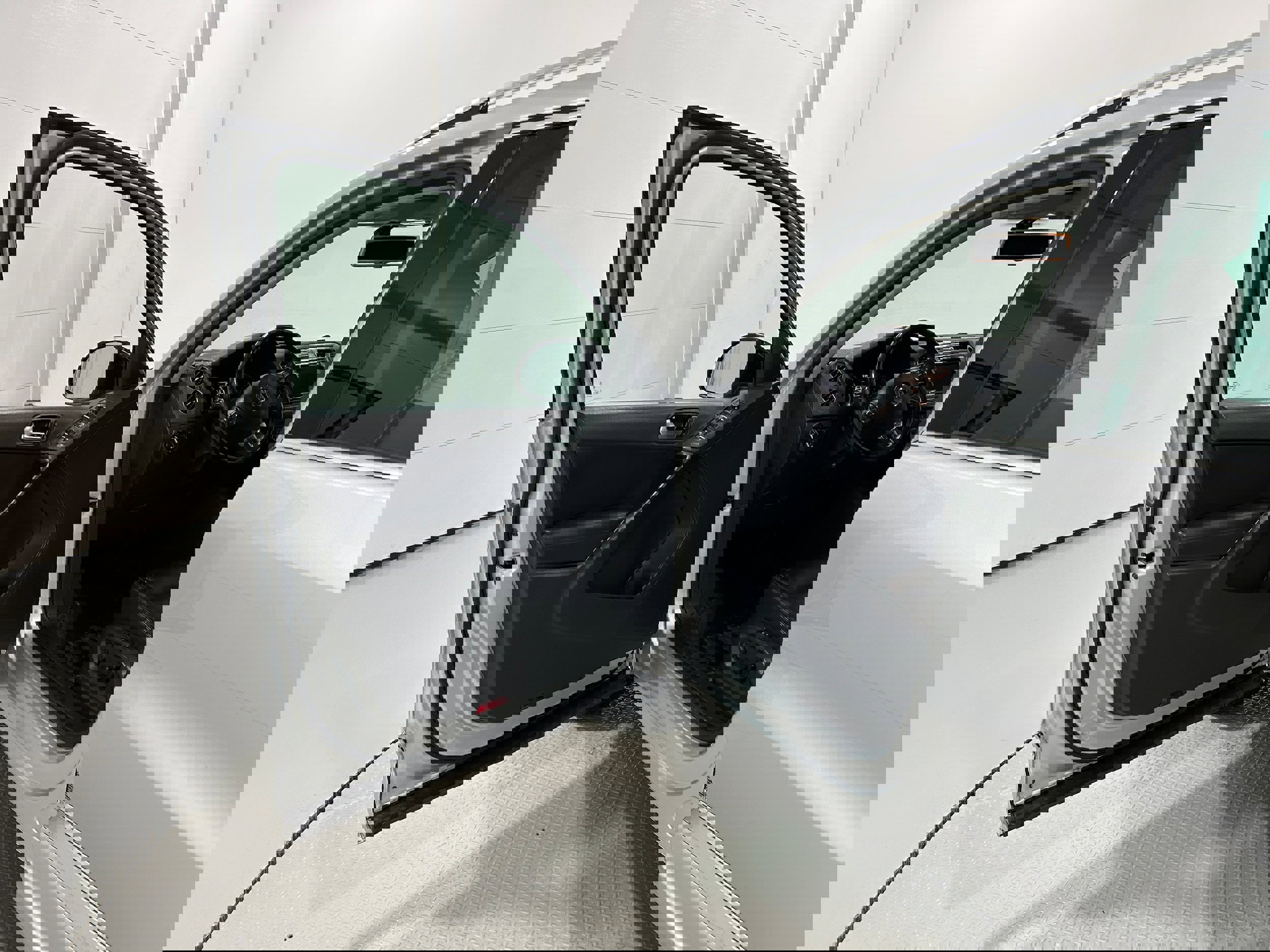 Used 2017 Volkswagen Tiguan Sport image 4