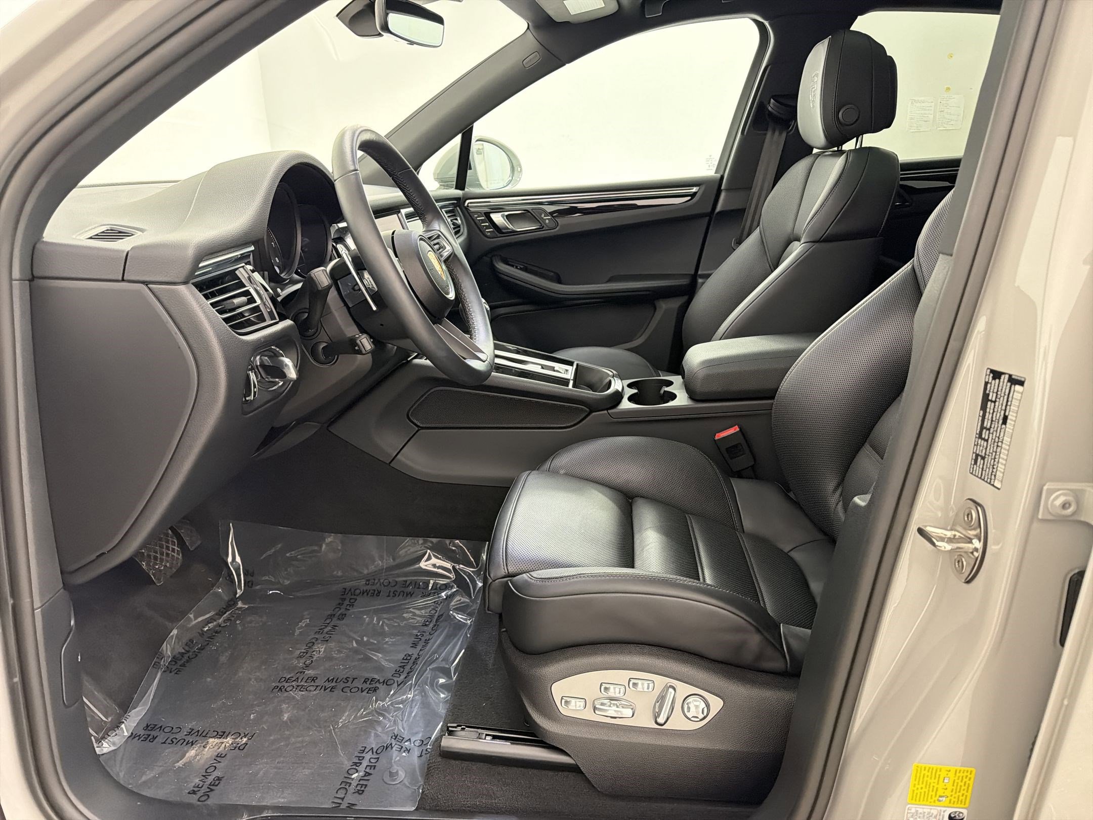 Used 2025 Porsche Macan AWD/4WD image 5