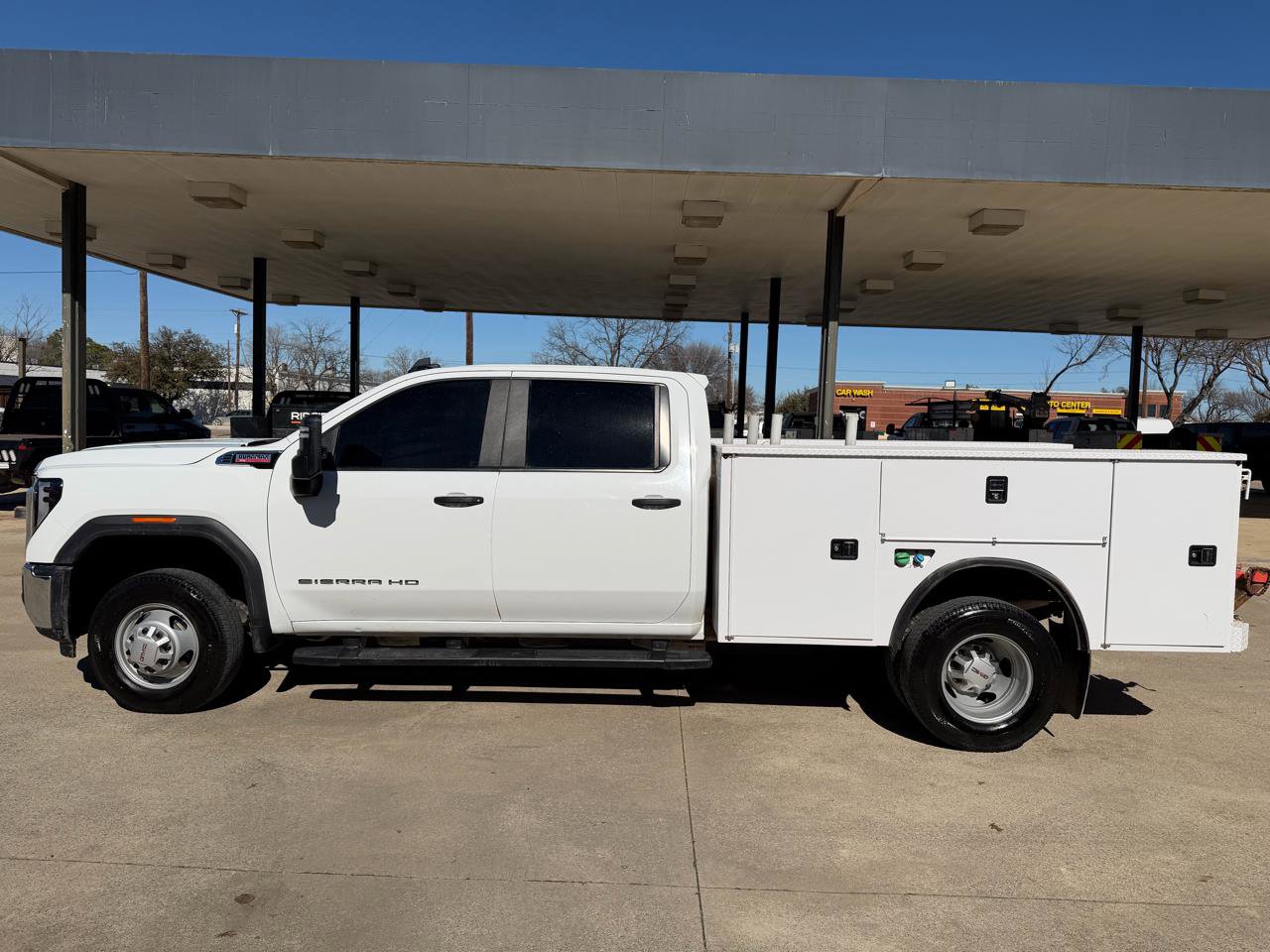 Used 2024 GMC Sierra 3500 Pro w/ Convenience Package image 2