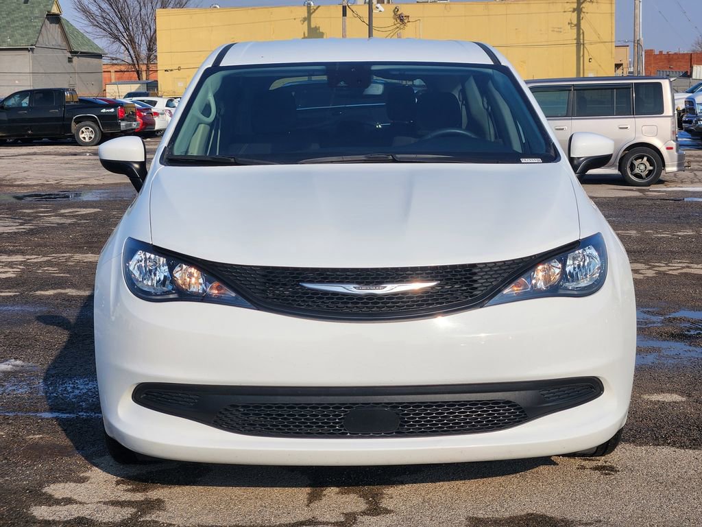 Used 2023 Chrysler Voyager LX video 2