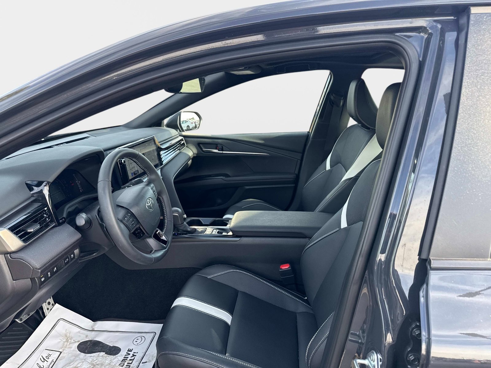 Used 2025 Toyota Camry SE w/ Multimedia Upgrade Package image 15