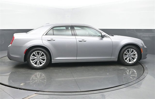 Used 2017 Chrysler 300 C image 6