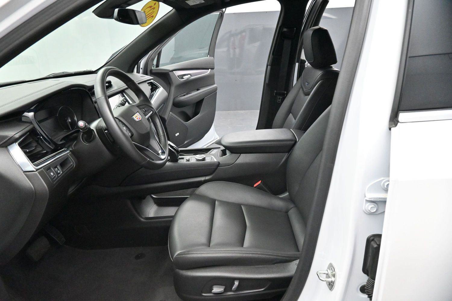 Certified 2025 Cadillac XT6 Luxury FWD image 15