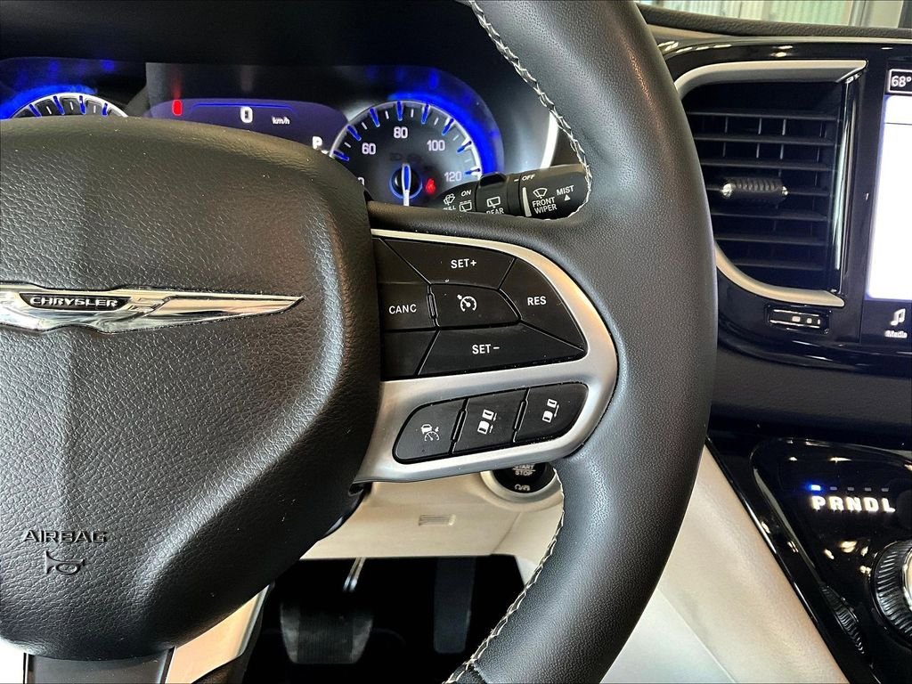Used 2023 Chrysler Pacifica Touring-L FWD image 25