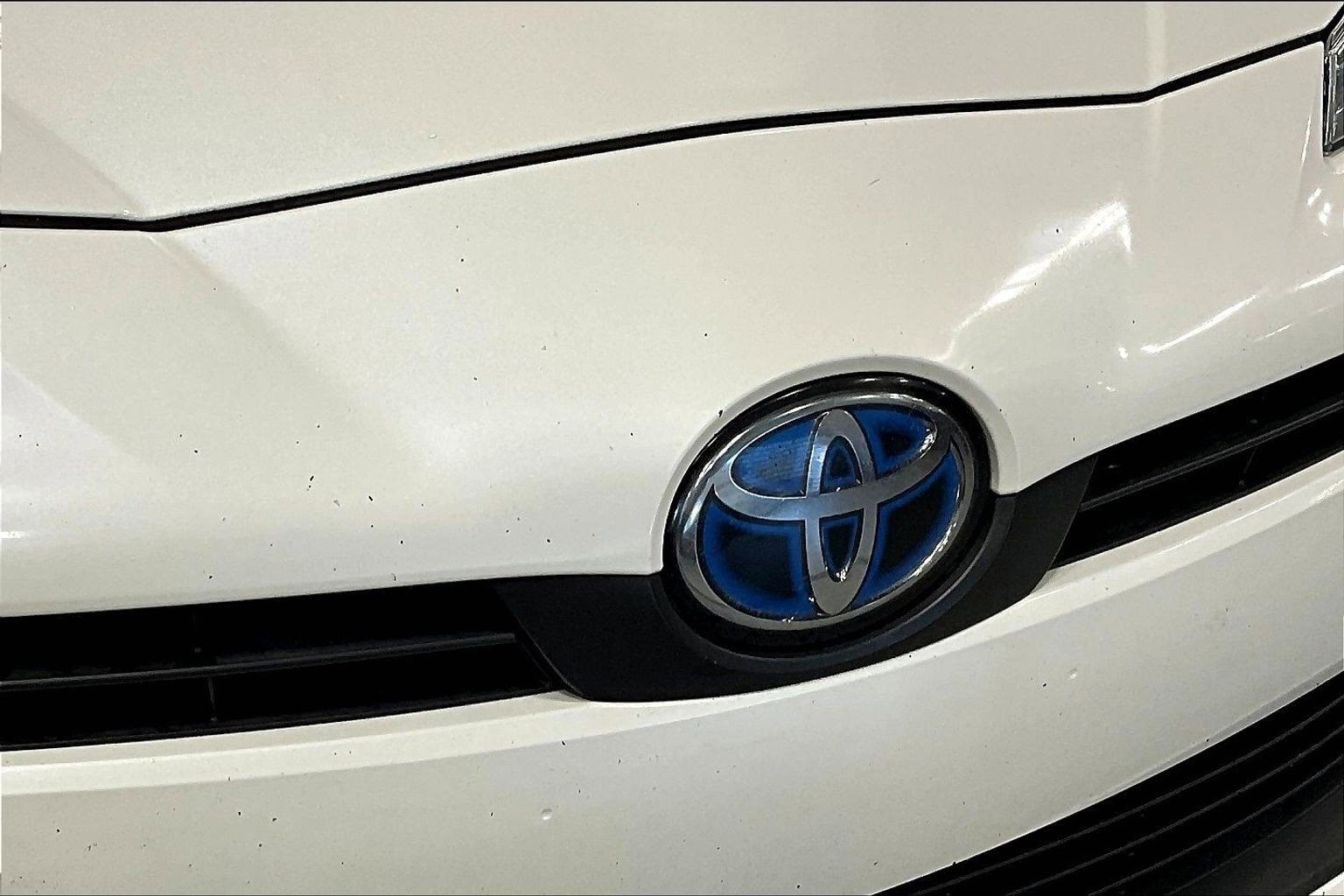 Used 2020 Toyota Prius LE image 32