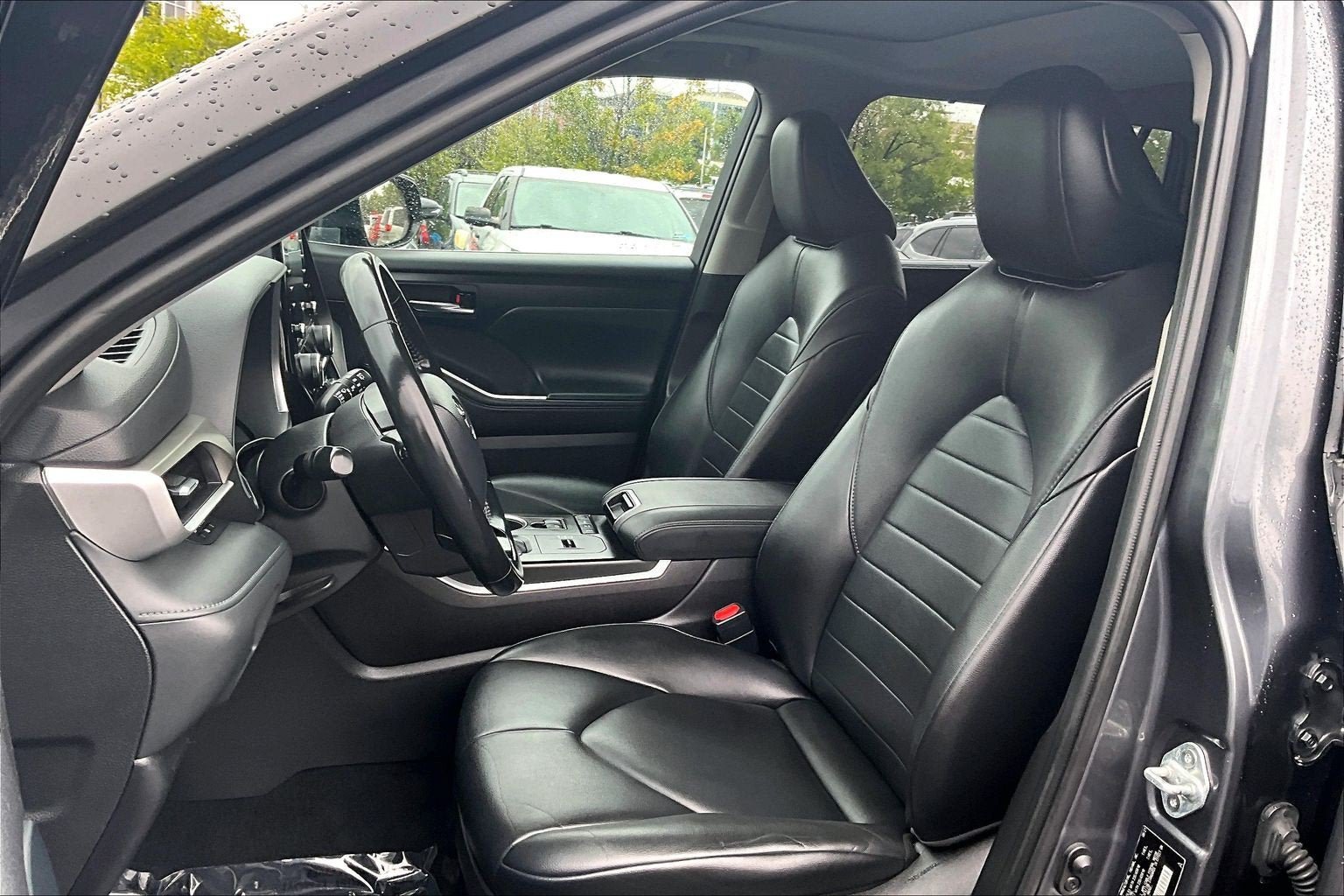 Used 2021 Toyota Highlander XLE AWD/4WD image 24