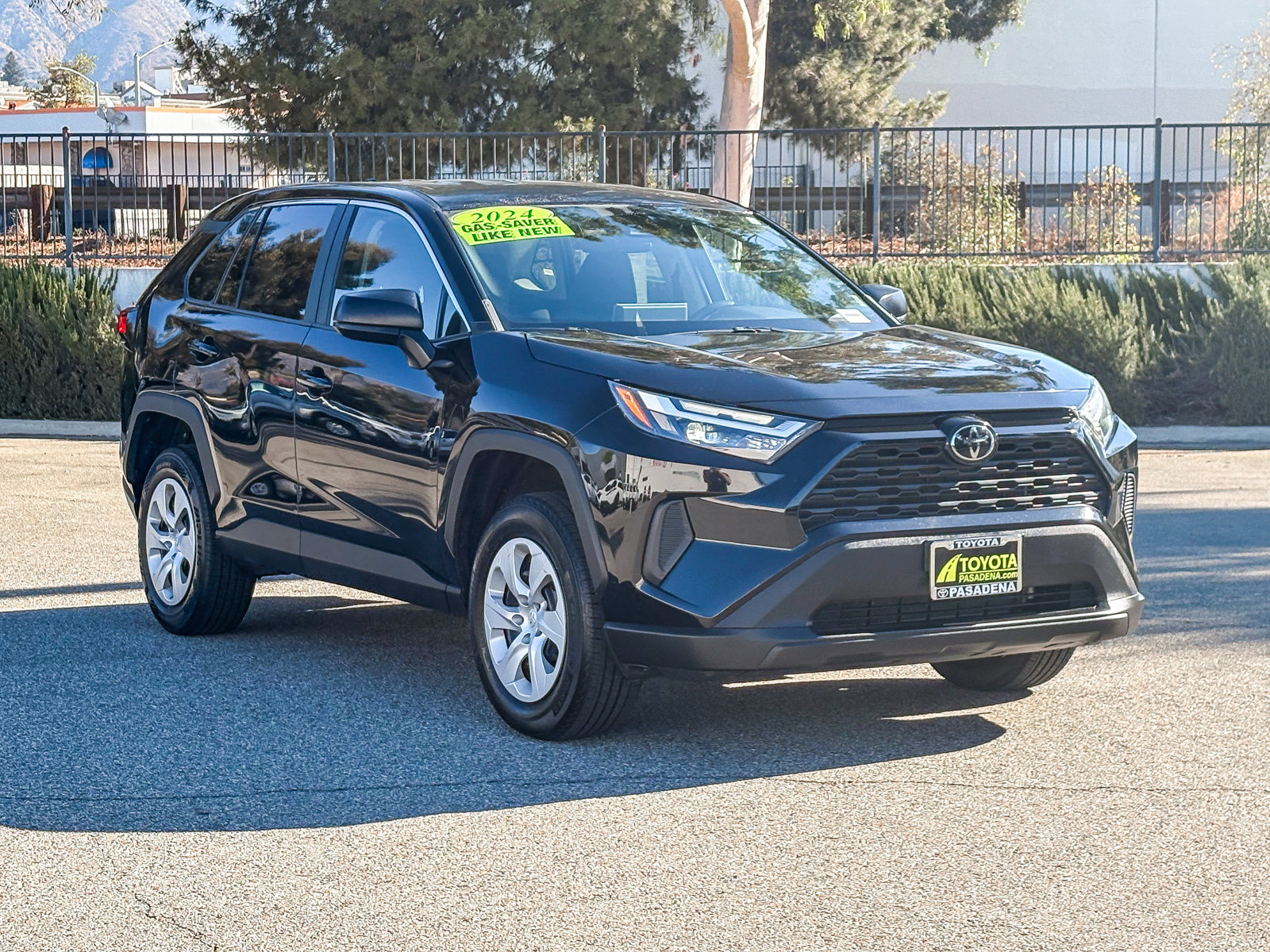 Used 2024 Toyota RAV4 LE AWD/4WD image 3