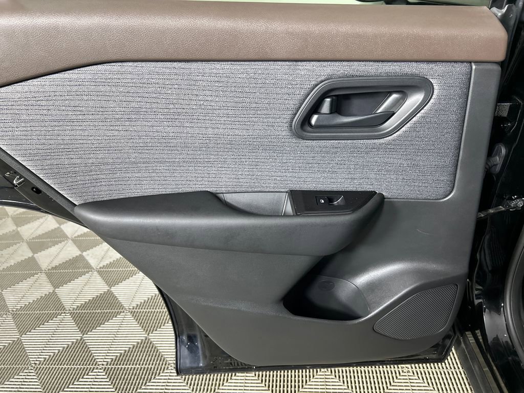 Used 2023 Nissan Rogue S image 16