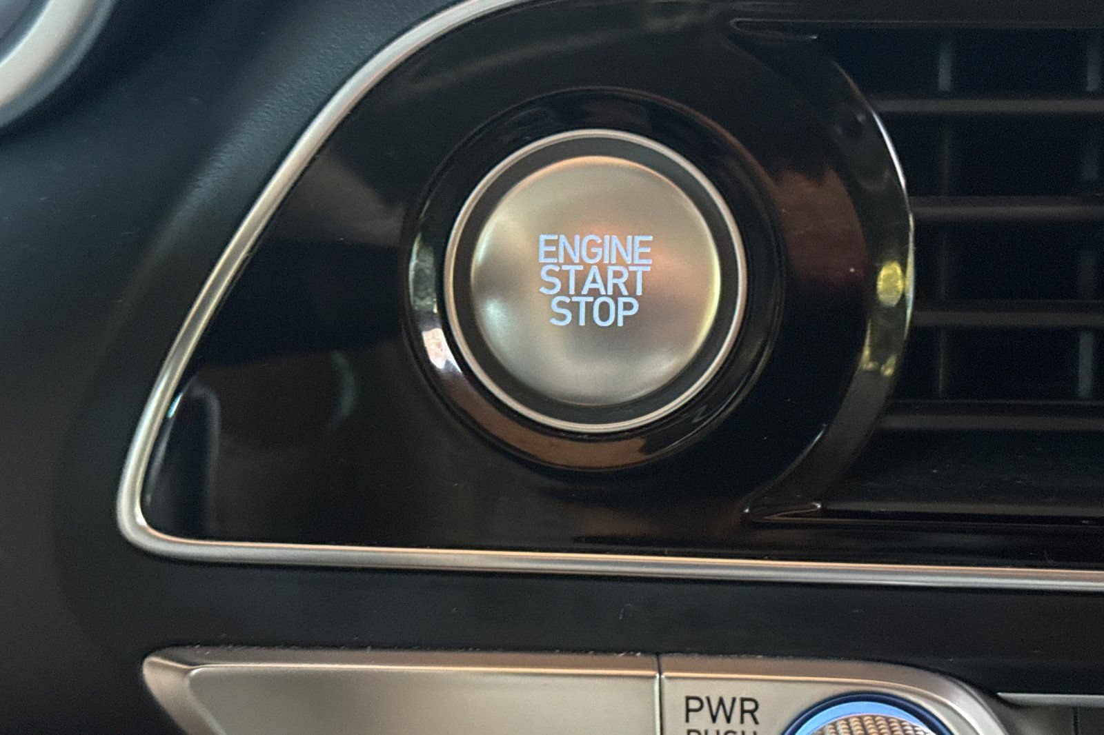 Used 2019 Genesis G70 3.3T Design RWD image 30