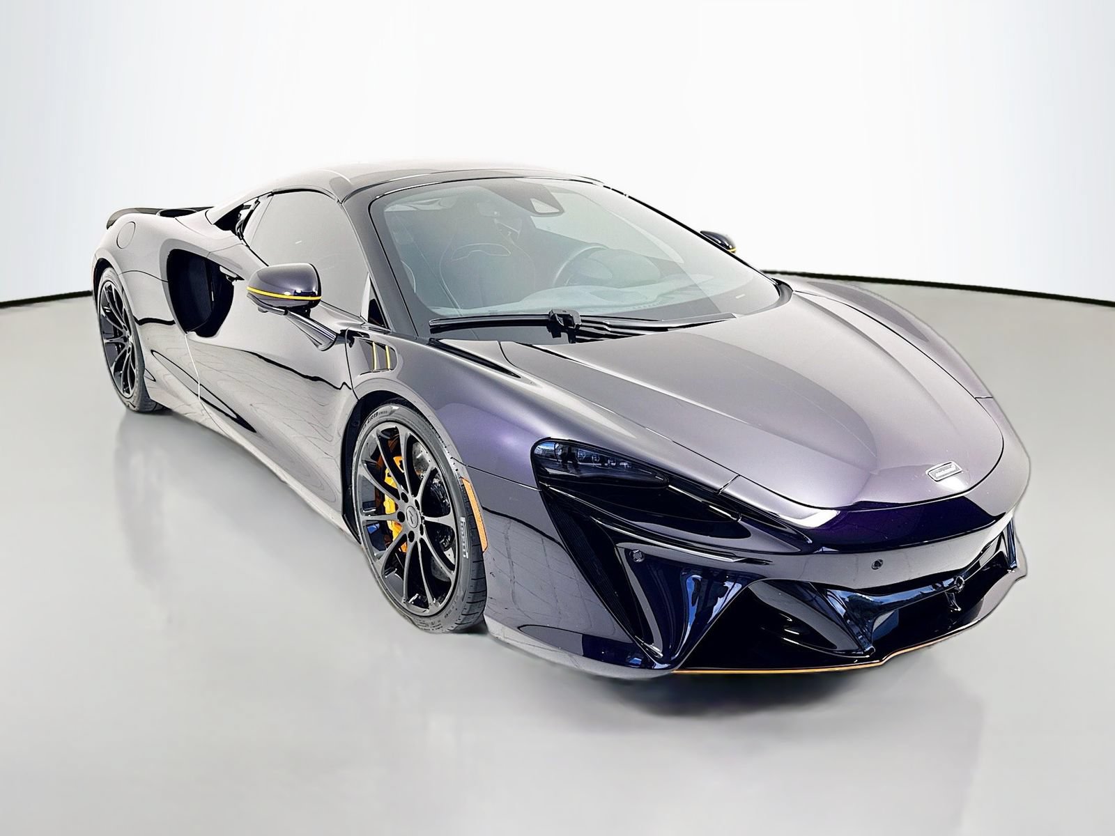 Used 2025 McLaren Artura Spider RWD image 1