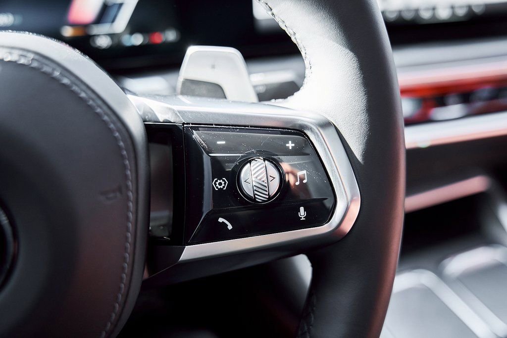 Used 2025 BMW 760i xDrive w/ Premium Package image 63