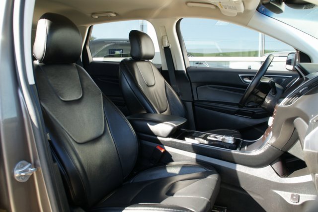 Used 2019 Ford Edge Titanium image 38