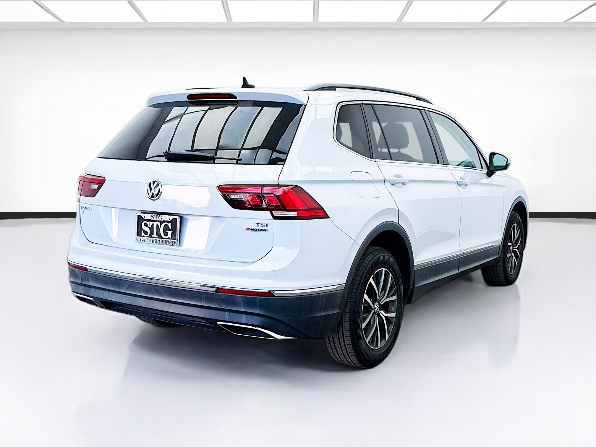 Used 2018 Volkswagen Tiguan SE w/ Panoramic Sunroof Package AWD/4WD image 4